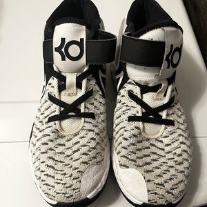 Boys size 3 basketball shoes
